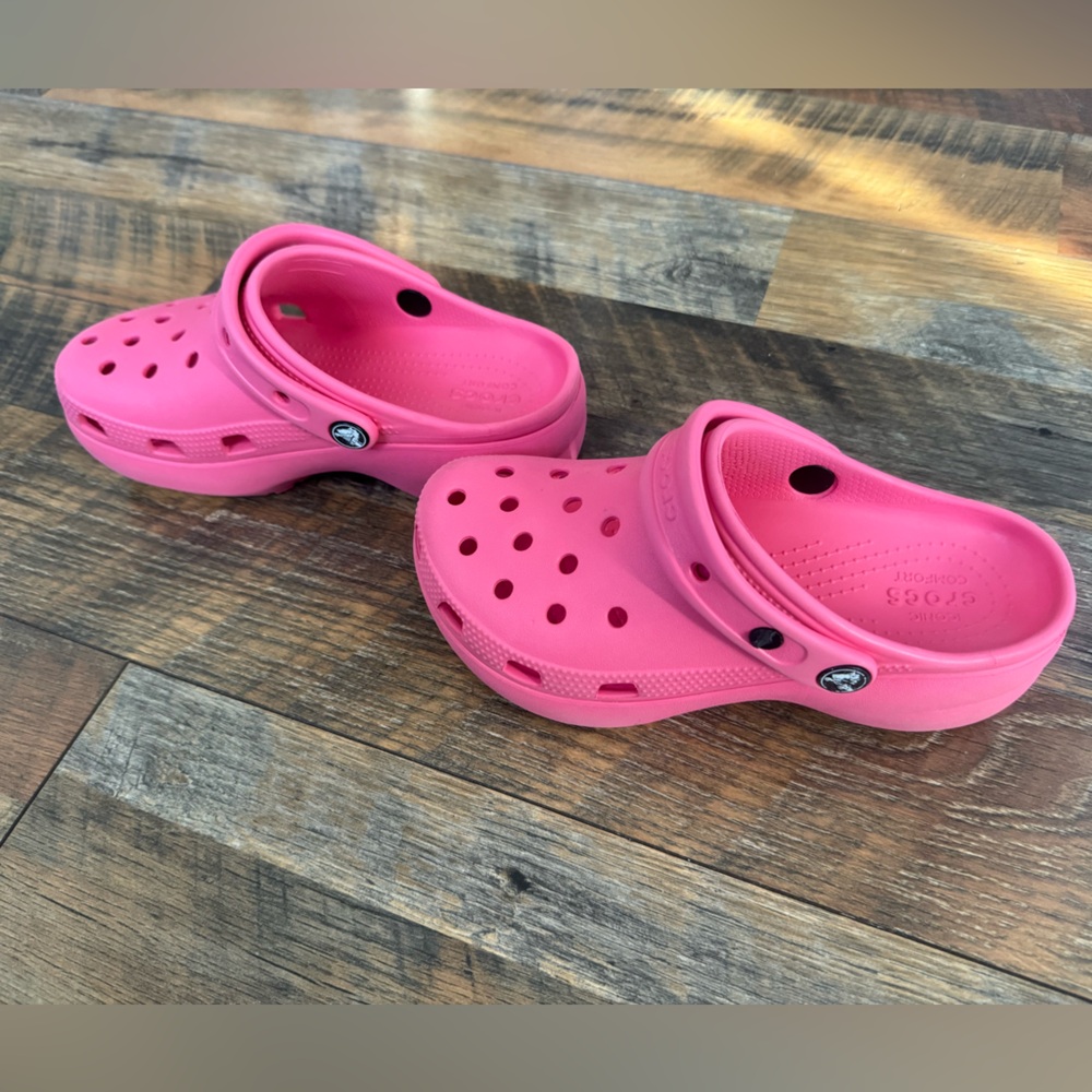 Crocs Womens Classic Platform Clog, size 5. - Picture 4 of 6